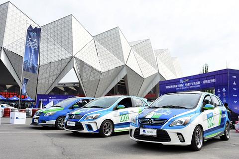 環(huán)青海湖電動汽車挑戰(zhàn)賽新增場地競速賽，潘曉婷漂移甩尾輕松奪魁